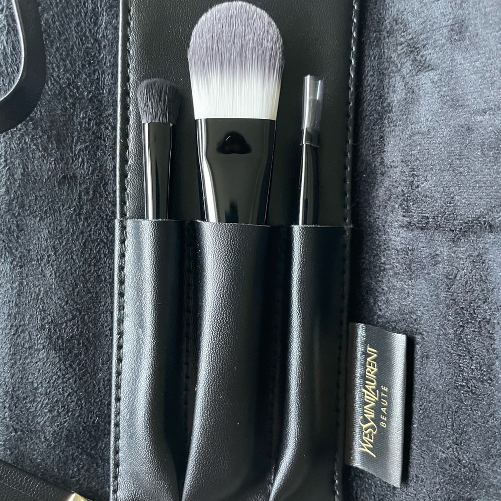 New - Yves Saint Laurent 3-piece brush kit and carrying case - Picture 3 of 5